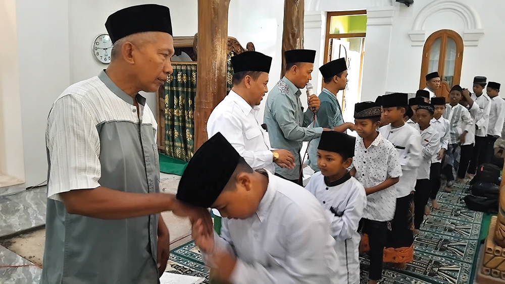 PERINGATI HARI ANTIKORUPSI SEDUNIA: Siswa SDN 1 Jampes berkunjung di Pondok Pesantren Mangunsari, Desa Batembat, Kecamatan Pace kemarin. Mereka belajar tentang mencegah korupsi se