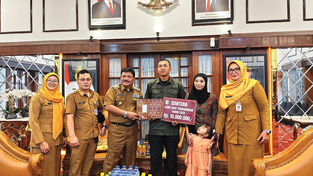 PAMIT: Adam sekeluarga pamit ke Bupati Marhaen Djumadi dan Kepala Disnaker Itsna sebelum berangkat transmigrasi ke Sulawesi.