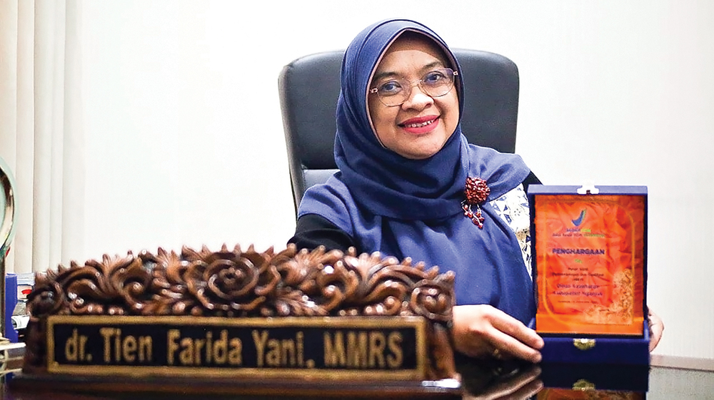 BERPRESTASI: Kepala Dinkes Nganjuk dr Tien Farida Yani menerima penghargaan dari Badan Pengawas Obat dan Makanan (BPOM).