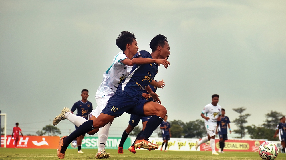 TIGA POIN: Pemain Nganjuk Ladang FC melewati hadangan pemain Pare FC. Nganjuk Ladang menang 4-0.