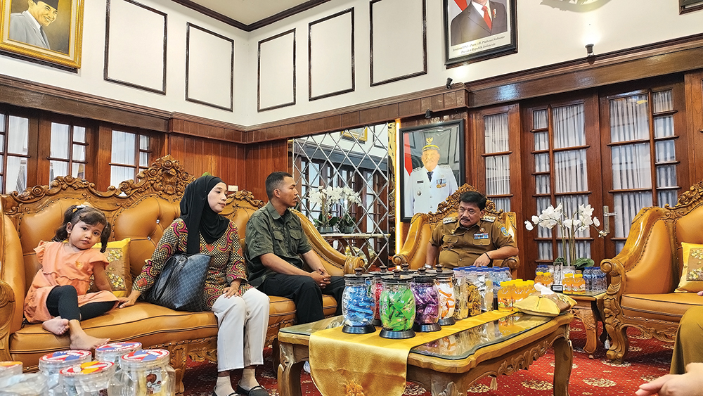 Adam saat mendapat wejangan dari Bupati Marhaen Djumadi.