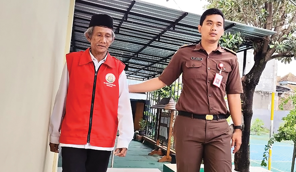 GONTAI: Atmorejo digiring petugas setelah dituntut 15 tahun penjara di PN Nganjuk kemarin.