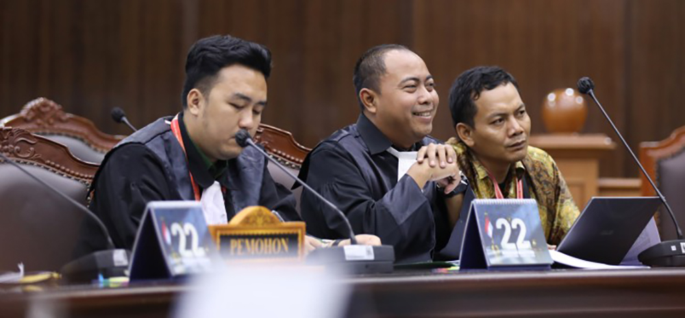Kasus dugaan korupsi yang menyeret kepala Desa Dadapan Yuliantono memasuki babak baru. Yulianto menjalani persidangan di Pengadilan Negeri Tindak Pidana Korupsi (Tipikor) Surabaya.