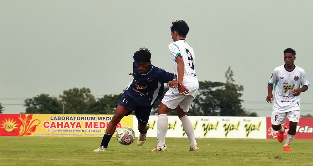 INCAR TIGA POIN: Pemain Nganjuk Ladang FC saat melawan Pare FC. Laskar Kandjeng Djimat berburu kemenangan kedua.