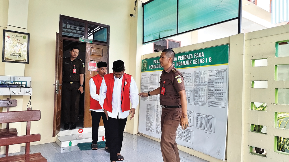 RESIDIVIS: Ansori dan Obet keluar ruang sidang. Kemarin mereka dituntut 1 tahun 8 bulan penjara karena curanmor.