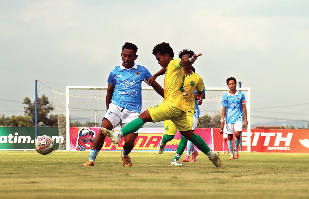 MENANG LAGI: Pemain Nganjuk Ladang FC dihadang pemain PS HW Ponorogo kemarin. Hari ini Persenga main.
