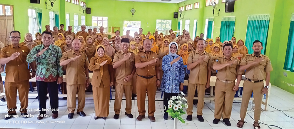 NGANJUK MELESAT: Kabid SMP Disdik Nganjuk Munawir foto bersama peserta bimtek.