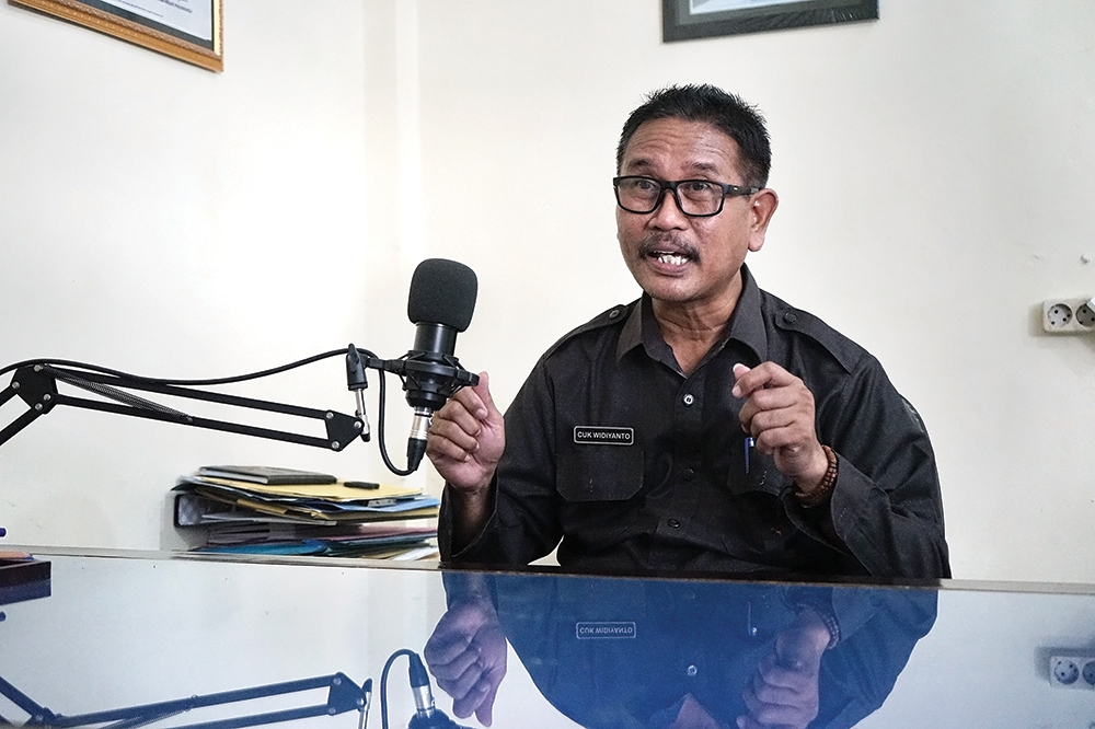 CEK PEMBANGUNAN: Kepala Dinkop UM Nganjuk Cuk Widiyanto dan pegawai dinkop saat mengecek pembangunan KMP.