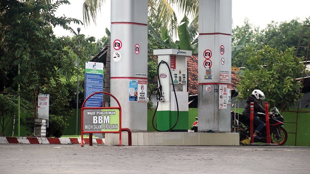 LANGKA LAGI: Stok solar di SPBU Loceret kosong kemarin siang. Kelangkaan ini membuat sopir truk harus menunggu pasokan solar datang di halaman SPBU dan tepi jalan raya.