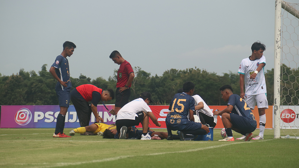 Pemain Nganjuk Ladang FC alami cedera. Persenga Menang WO karena Lawan Salah Kostum.
