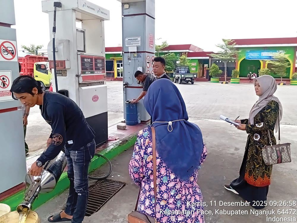 SIDAK: Petugas Disperindag Kabupaten Nganjuk mengecek stok solar di SPBU Pace setelah muncul kabar langka.
