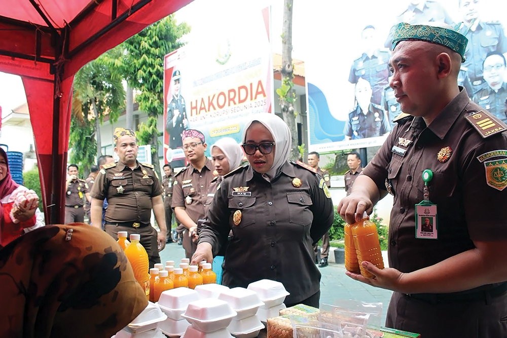 KOLABORASI: Kajari Ika Mauluddhina meninjau stan Pameran UMKM Kampanye Antikorupsi kerja sama dinkop UM dan kejaksaan.