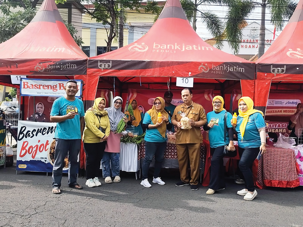 PRODUK UNGGULAN: Pameran UMKM di halaman Kejaksaan Negeri Nganjuk.