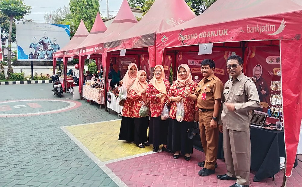 SEMARAK: Kepala Dinkop UM Cuk Widiyanto (paling kanan) foto di stan pameran UMKM.