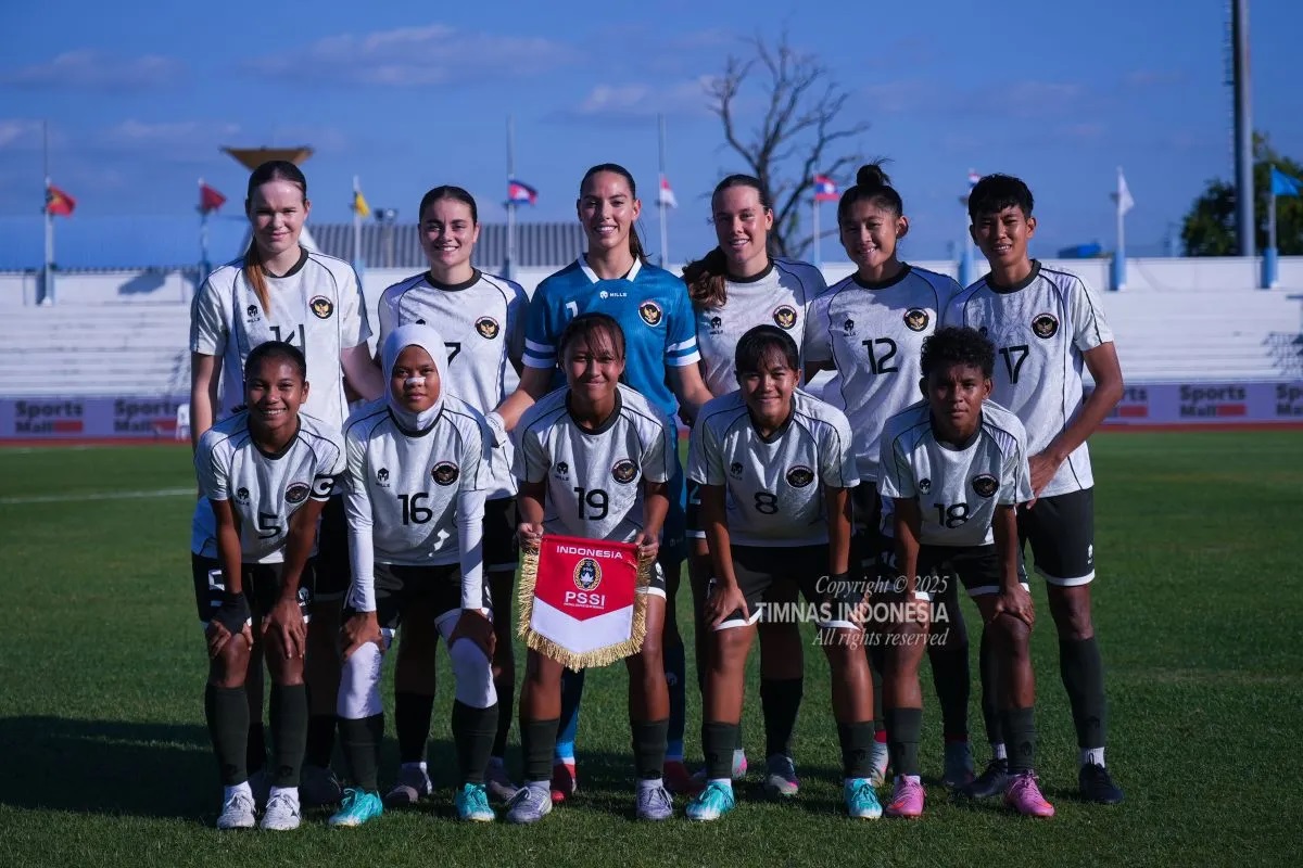kuad timnas putri Indonesia berpose sebelum memainkan pertandingan melawan Singapura pada lanjutan Grup A sepak bola putri SEA Games 2025 Thailand di Stadion Chonburi, Minggu (7/12/2025)