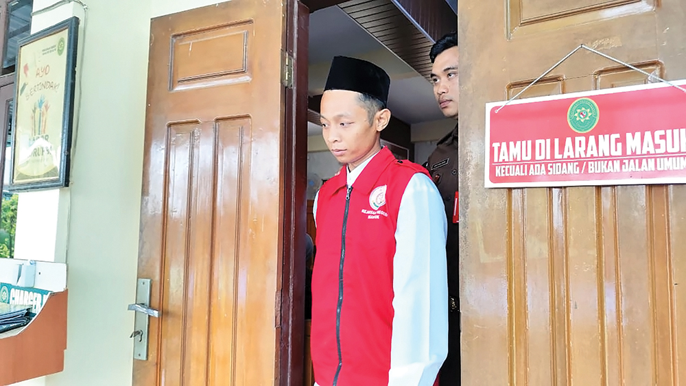 PERAMPOK TOKO MODERN: Agil Ahmad Fatoni keluar ruang sidang. Dia menjalani tiga sidang karena merampok tiga toko modern.