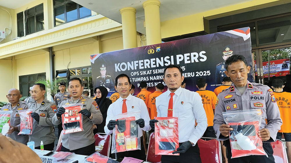 NARKOBA: Kapolres AKBP Henri Noveri Santoso menunjukkan barang bukti narkoba. Perkara narkoba di PN Nganjuk mendominasi tahun ini.
