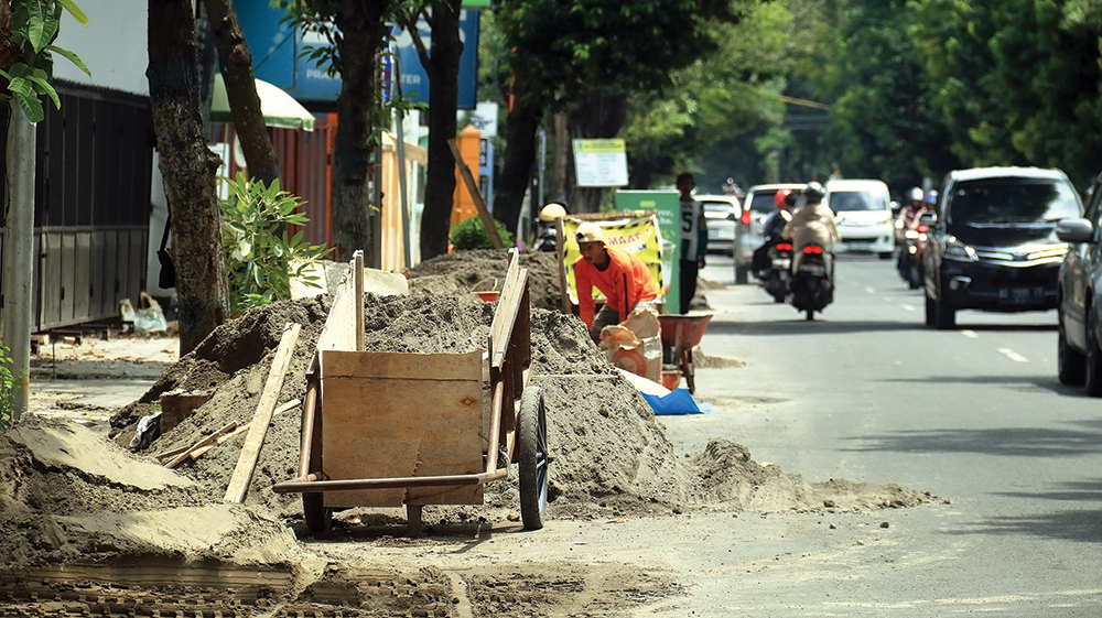 PROYEK AKHIR TAHUN: Pekerja ngebut membuat drainase di Jalan Yos Sudarso, Nganjuk kemarin. Penyerapan anggaran di APBD Kabupaten Nganjuk masih 75 persen sehingga berpotensi Silpa tembu