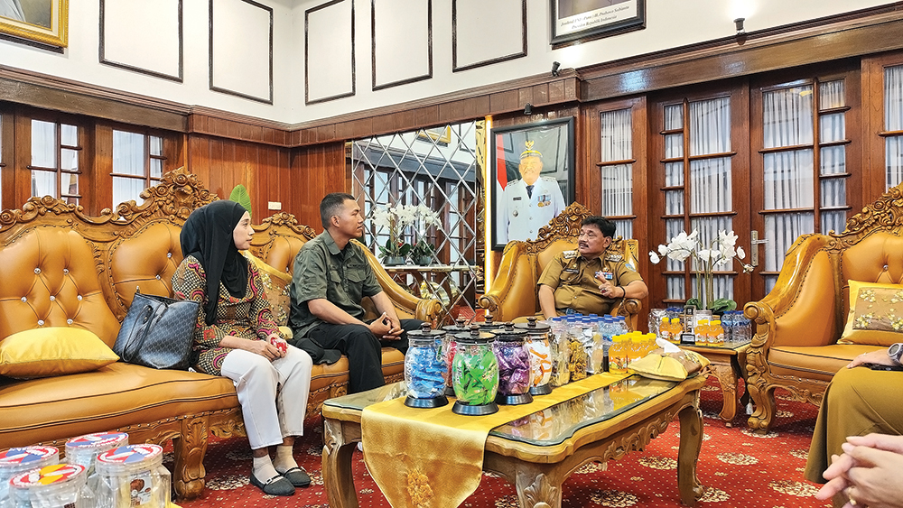 HANYA SATU KELUARGA: Adam bersama anak dan istri berpamitan ke Bupati Marhaen Djumadi dan Kepala Disnaker Itsna Shofiani untuk bertransmigrasi ke Sulawesi Barat.