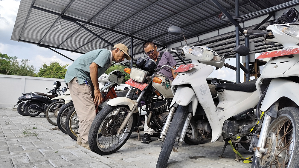 PENGHAPUSAN ASET: Calon peserta lelang motor dinas mengecek kondisi sepeda motor di halaman belakang Kantor Badan Pengelolaan Keuangan dan Aset Daerah (BPKAD) Kabupaten Nganjuk ke