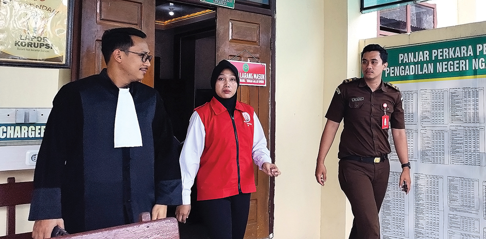 PASRAH: Tri Ratna keluar ruang sidang. Dia ngaku terpaksa bikin perkedel dobel L.