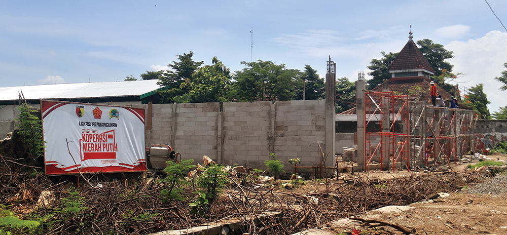 PROSES PEMBANGUNAN: Pekerja membangun Koperasi Merah Putih di Kelurahan Cangkringan, Kecamatan Nganjuk kemarin. Satu KMP mendapat alokasi dana Rp 3 miliar untuk bangunan dan modal.