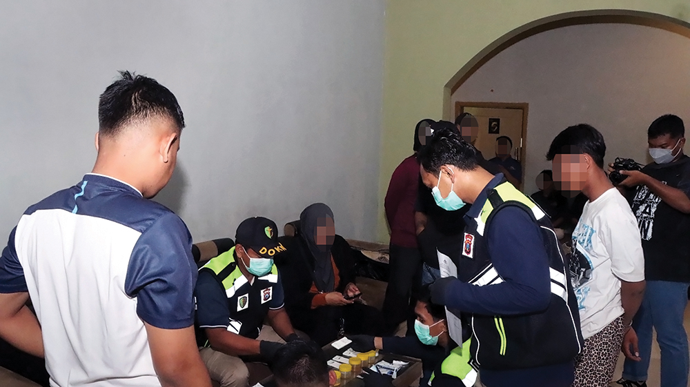 RAZIA: Petugas mengecek identitas pengunjung karaoke. Razia tempat hiburan malam makin gencar menjelang Nataru.
