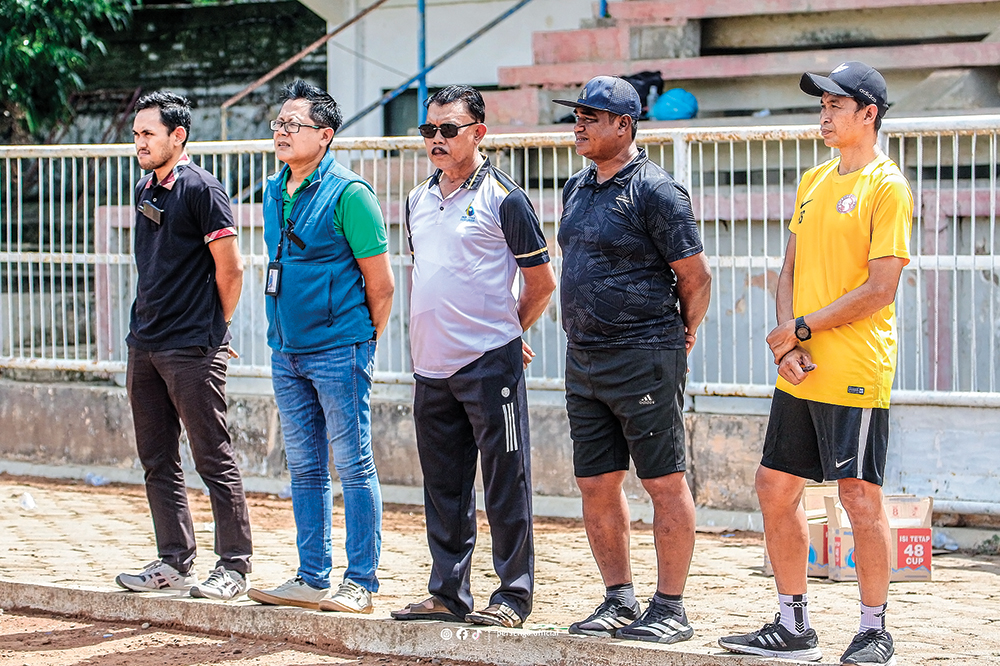 CINTA SEPAK BOLA: Sudjito (tengah) saat melihat Persenga latihan. Dia meninggal di stadion.