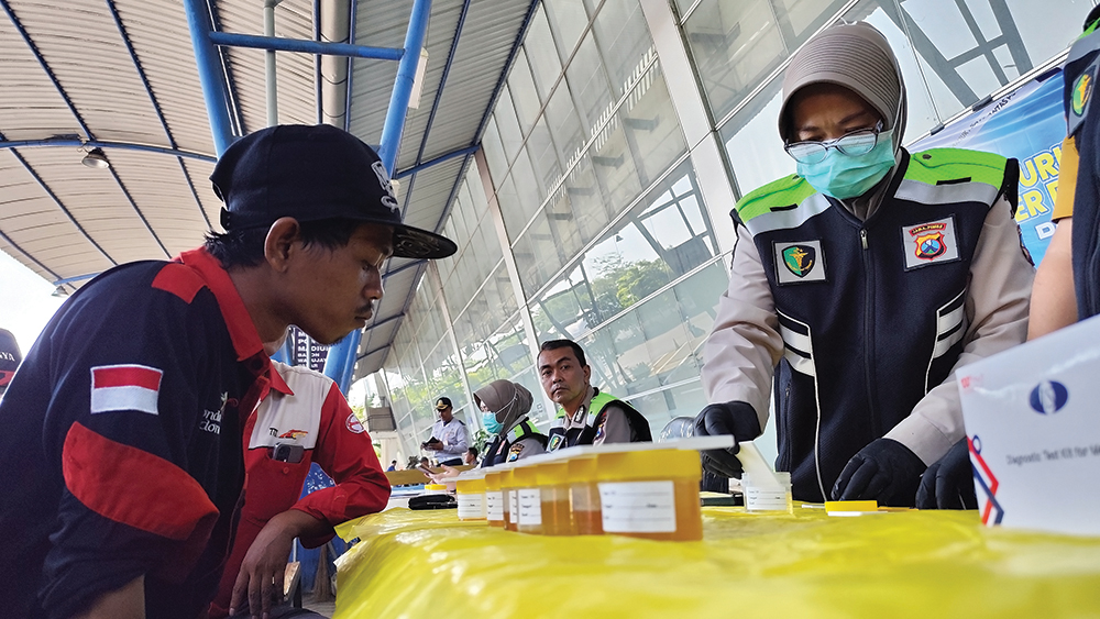 ADA YANG POSITIF: Petugas Satlantas Polres Nganjuk menggelar tes urine pada awak bus di Terminal Anjuk Ladang kemarin. Satu sopir bus dinyatakan positif karena minum obat pereda nyeri.