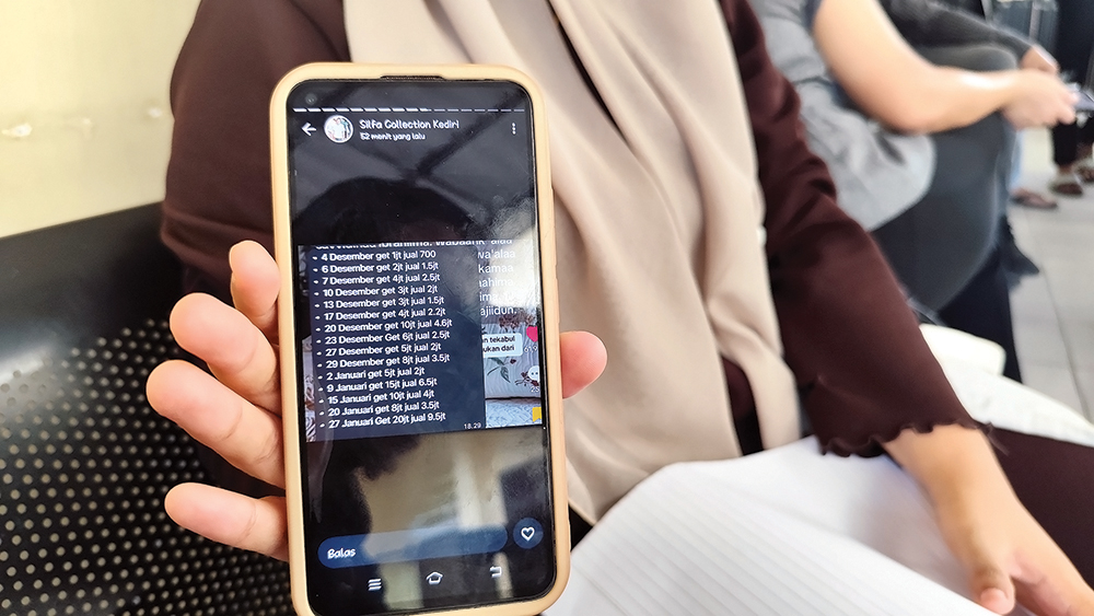 BEBER BUKTI: Salah satu korban penipuan arisan bodong Kediri menunjukkan bukti arisan.