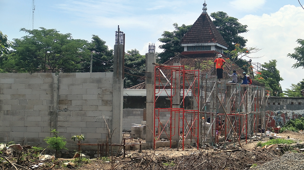 PROYEK PUSAT: Pekerja membangun Koperasi Merah Putih (KMP) di Kelurahan Cangkringan, Kecamatan Nganjuk. Luas KMP harus 1.000 meter persegi.