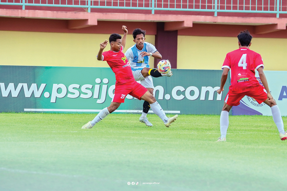 BONUS LOLOS: Pemain Persenga melepaskan tendangan saat menghadapi Blitar Poetra di babak penyisihan.