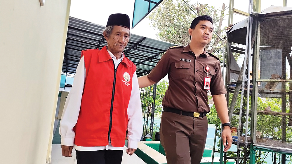 Atmorejo Sagi, 71, mengajukan permohonan keringanan hukuman kepada majelis hakim.