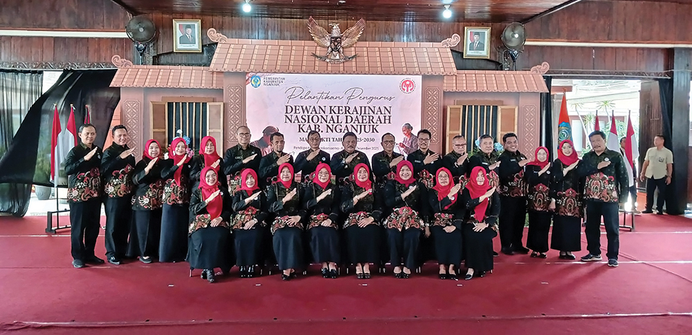 NGANJUK MELESAT: Bupati Marhaen Djumadi dan Pengurus Dekranasda foto bersama.