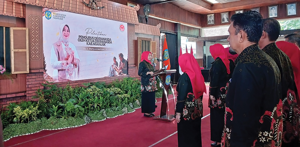 PELANTIKAN: Ketua Dekranasda S. Wahyuni melantik pengurus Dekranasda 2025-2030.