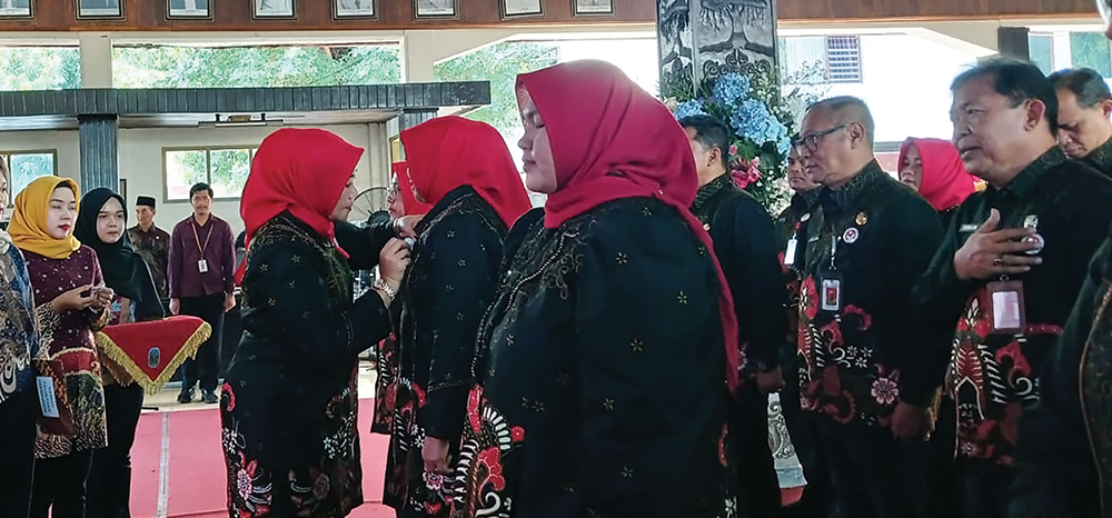DUKUNG PERAJIN LOKAL: Ketua Dekranasda S. Wahyuni memasang pin pada pengurus baru.