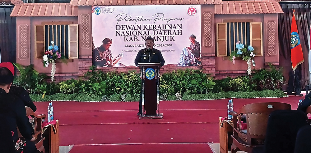 BERI MOTIVASI: Bupati Marhaen Djumadi memberi sambutan saat pelantikan Dekranasda Nganjuk.