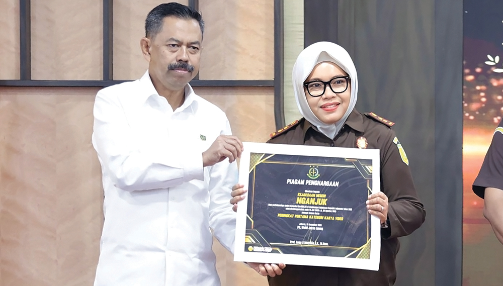 BERPRESTASI: Kajari Ika Mauluddhina menerima penghargaan peringkat pertama Kompetisi BerAKHLAK Tahun 2025 dari Kejaksaan RI.
