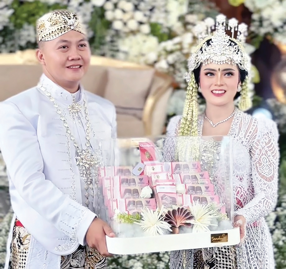 MENDADAK VIRAL: Galuh Via Sri Rejeki dan Danang saat menikah (13/12). Mahar Danang untuk Via hampir mencapai Rp 1 miliar.