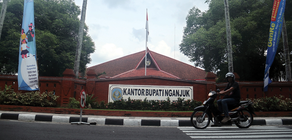 LOKASI PELANTIKAN: Pengendara motor melintas di depan Pendapa KRT Sosrokoesoemo kemarin. Pendapa dipilih jadi tempat pelantikan PPPK paruh waktu.