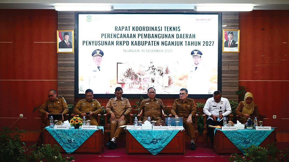 RAPAT KOORDINASI: Kepala Bappeda Adam Muharto (dua dari kiri) saat Rakortek kemarin.