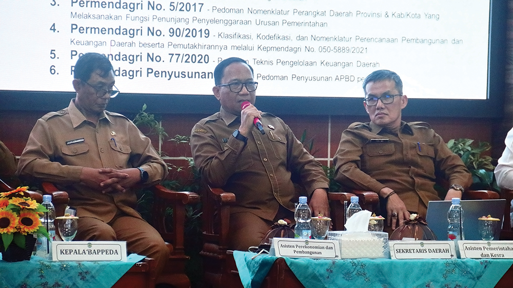 SERIUS: Sekda Nur Solekan memimpin Rakortek Perencanaan Pembangunan Daerah kemarin.