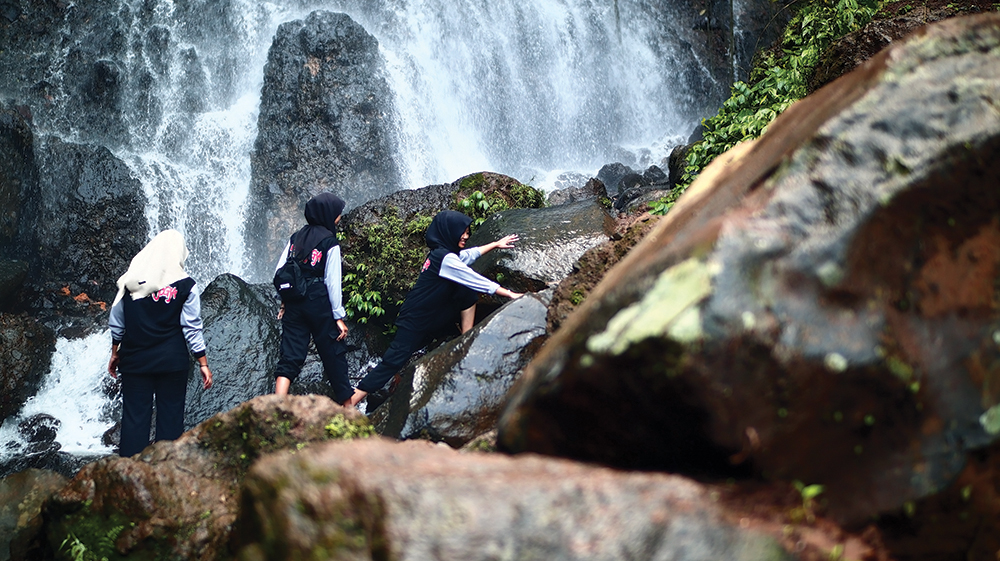 SEDANG VIRAL: Pengunjung Air Terjun Coban Kepel di Kecamatan Ngetos menikmati keindahan alam.