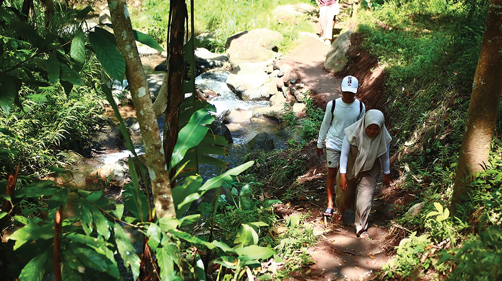 MENANTANG: Wisatawan harus berjalan kaki sekitar 2 kilometer untuk menuju ke Air Terjun Coban Kepel di Desa Kepel, Kecamatan Ngetos.