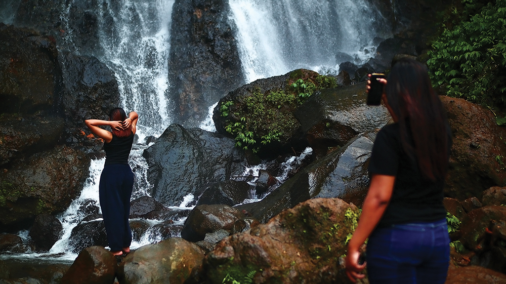 SEGAR: Wisatawan menikmati segarnya udara di Air Terjun Coban Kepel.