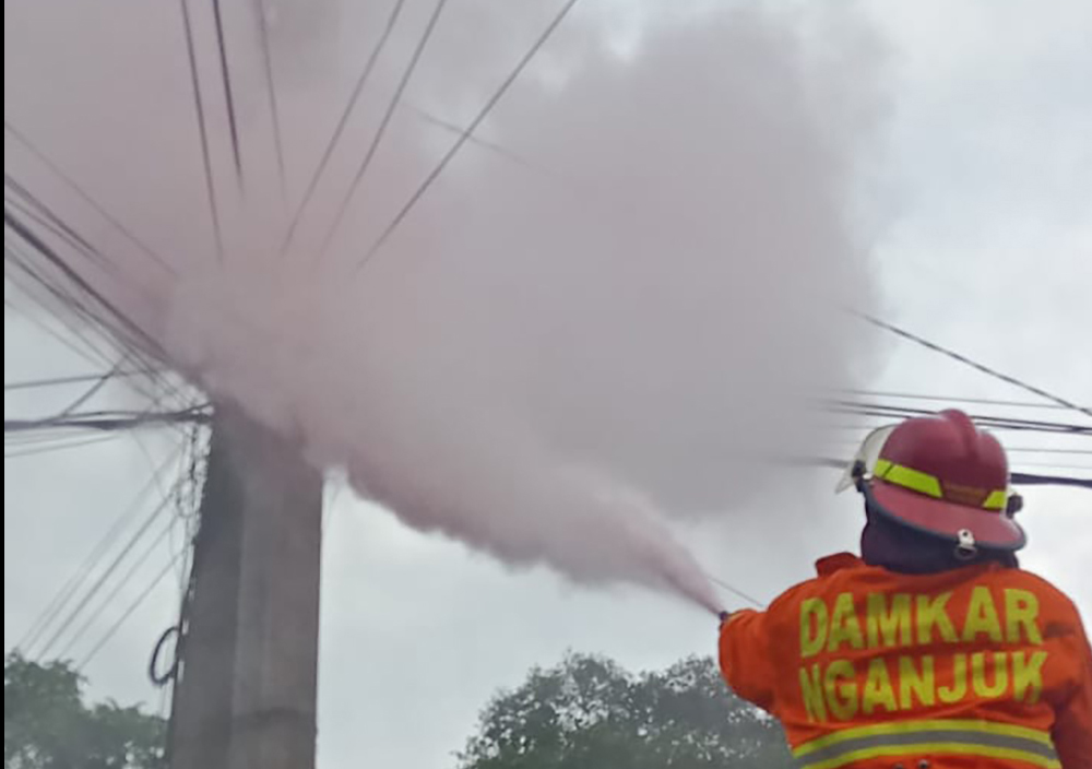 Warga Dusun Wakung, Desa Sukoharjo, Kecamatan Wilangan dihebohkan dengan kebakaran kemarin (19/12). Kabel listrik di tepi jalan terbakar.