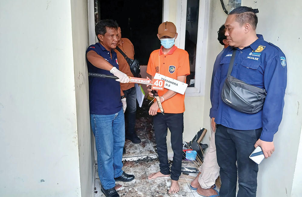 KEJAM: Danang Susilo melakukan reka adegan pembunuhan istri polisi dan anak polisi di kamar kos Kelurahan Payaman, Kecamatan Nganjuk kemarin. Danang menusuk tiga korbannya sebanya