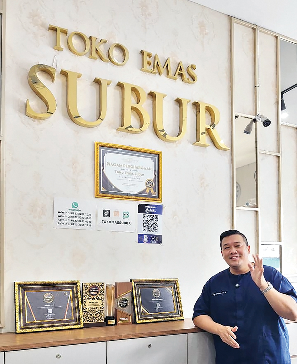 BANYAK PENGHARGAAN: Owner Toko Emas Subur drg Ronny INK tetap mempertahankan tradisi tutup Jumat.