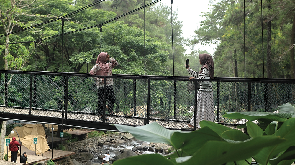 NUANSA ALAM: Pelajar foto di Jembatan Wisata Jolotundo. Mereka hunting foto di sana.