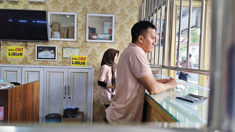 TUTUP DI HARI JUMAT: Pengumuman Toko Emas Subur di Jalan Ahmad Yani Nganjuk tutup setiap hari Jumat.